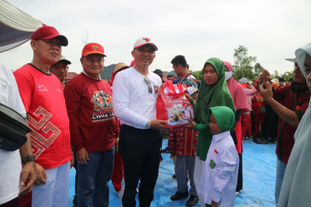 Bupati Dan Wakil Bupati Lampung Barat, Jalan Sehat, Sekaligus Pembagian Seragam Gratis